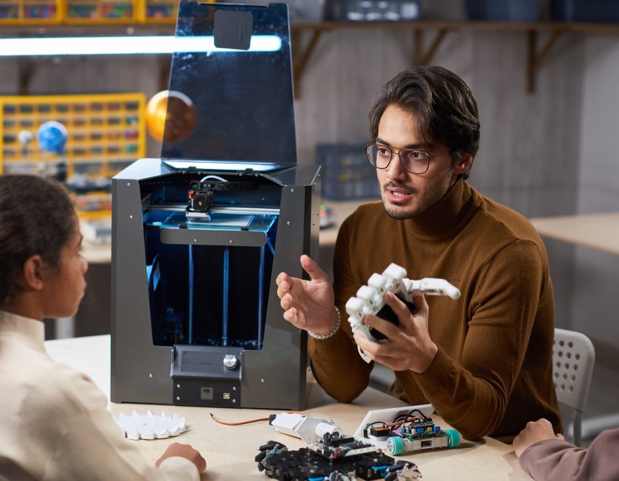 teacher-talking-about-the-artificial-intelligence.jpg